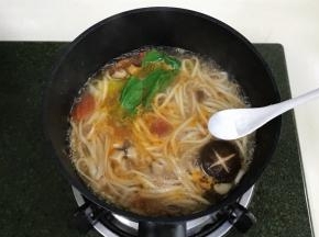 煮6～7分钟至熟，最后加少许盐调味即可出锅。
