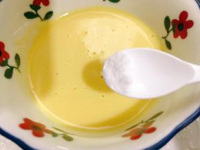 加入盐搅拌均匀