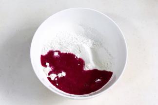 倒入榨好的火龙果汁。