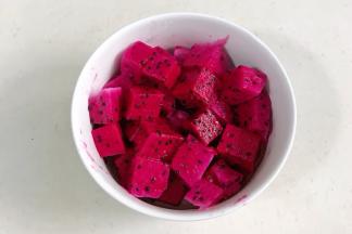 火龙果去皮切块。