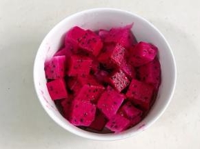 火龙果去皮切块。