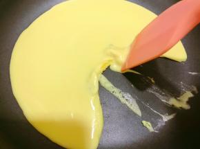 等底部微微凝固后用刮刀往里轻推