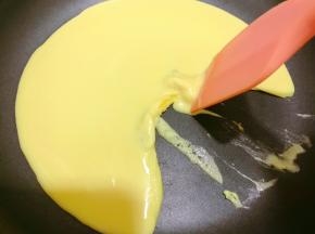 等底部微微凝固后用刮刀往里轻推