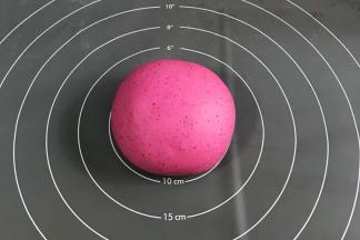 用双手揉成光滑的面团。