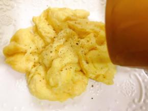 装入盘里撒上黑胡椒碎