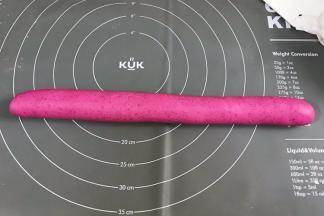 接着擀成长条状。