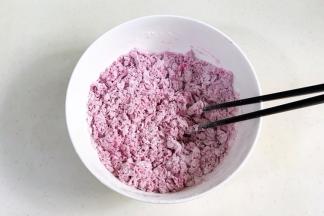 用筷子拌棉絮状。