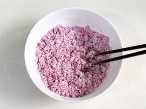 用筷子拌棉絮状。