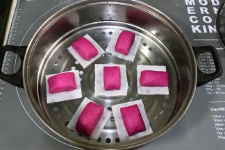 切好的馒头放在油纸上，冷水上锅发酵1.5倍大。