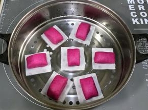 切好的馒头放在油纸上，冷水上锅发酵1.5倍大。