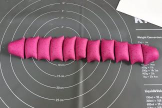 用刮刀均匀的切段。