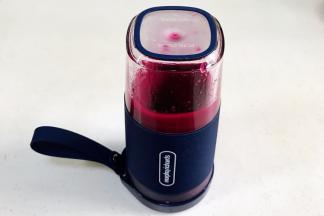 放入榨汁杯中搅打细腻均匀。