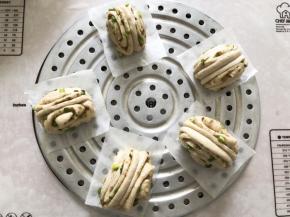 放入蒸格中，放入锅中，盖上盖子静置20分钟，冷水上锅，大火煮沸，关中小火，蒸15分钟，煮好拿出冷却后，