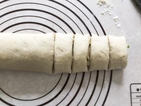 从下向上卷起，切块