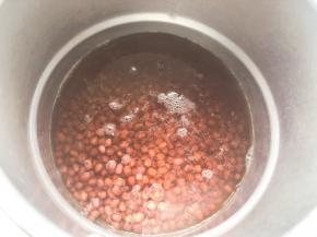 红豆倒入适量清水煮开，然后将煮开的水倒掉