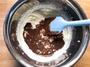 巧克力和淡奶油混合搅拌均匀
