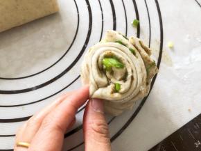 两头向下卷，捏紧