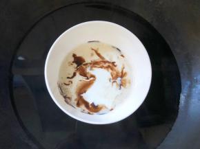 加入纯牛奶搅拌均匀