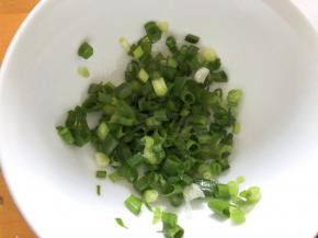 香葱切碎，放少许玉米油混合