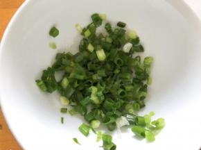 香葱切碎，放少许玉米油混合