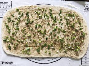 撒上椒盐粉和香葱