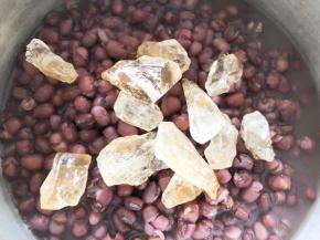 放入60克冰糖大火熬，煮至冰糖融化，