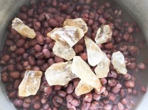 放入60克冰糖大火熬，煮至冰糖融化，