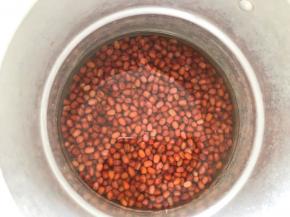 再倒入清水，水量比红豆多一点点即可（倒掉第一次煮开的水，是因为可以减少涩味）高压锅压5分钟，也可以直接用平锅熬，不过时间长一点，煮至红豆能用手捏碎的状态，