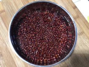 蜜豆提前一晚用泡冷水，泡12小时以上