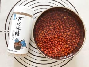 准备好冰糖和泡好的蜜豆，清洗干净，选出坏豆