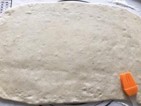 面团拿出排气，擀成薄片，刷上一层玉米油