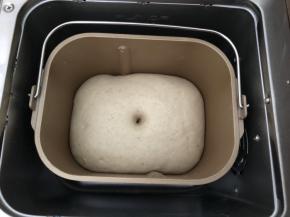 在面包机中发酵至两倍大，戳洞不回缩即可