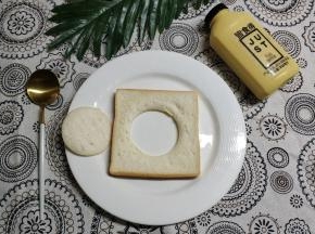 土司片用圆形模具在中心压出圆片备用（压3-4片）