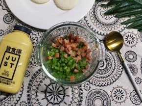 香肠、青椒切丁放入少许盐、糖拌均匀