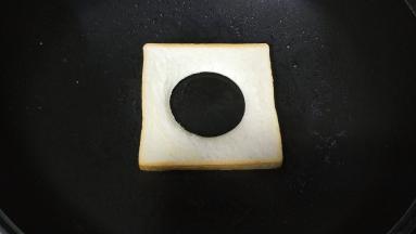 不粘锅里小火烧热，放入吐司片