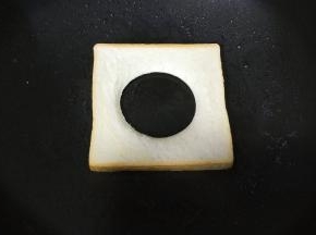 不粘锅里小火烧热，放入吐司片