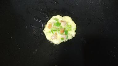吐司三文治：
锅里热油，放入2勺子植物蛋香肠青椒混合物，煎至两边金黄成圆形