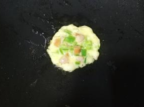 吐司三文治：
锅里热油，放入2勺子植物蛋香肠青椒混合物，煎至两边金黄成圆形