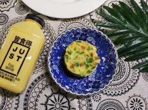 然后一片压出来的吐司圆片加一片蛋饼（可加入沙拉酱或番茄酱）