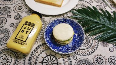 再重复放入吐司片+蛋饼即可