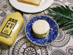 再重复放入吐司片+蛋饼即可