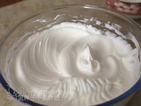 往蛋白中分3次加入糖粉，打至干性发泡，即提起打蛋器时尖端为小尖勾。