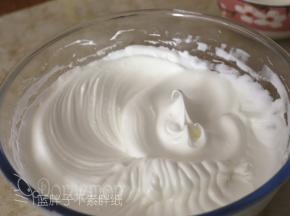 往蛋白中分3次加入糖粉，打至干性发泡，即提起打蛋器时尖端为小尖勾。