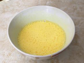 蛋黄加入牛奶和色拉油，用电动打蛋器一档速度将它们搅打均匀，直到表面泡沫，即乳化完毕。