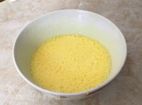 蛋黄加入牛奶和色拉油，用电动打蛋器一档速度将它们搅打均匀，直到表面泡沫，即乳化完毕。