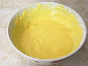 筛入低筋面粉，一样低速搅打到细腻光滑状。