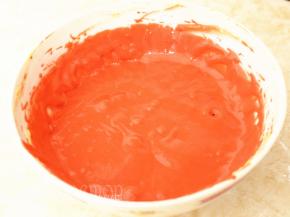 滴入红丝绒液，搅打均匀后放在一旁备用。这时候可预热烤箱，180℃。