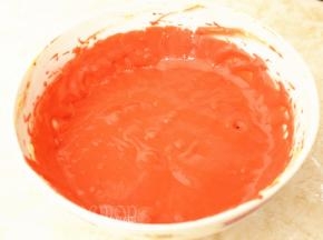 滴入红丝绒液，搅打均匀后放在一旁备用。这时候可预热烤箱，180℃。