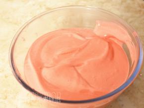 再倒回蛋白霜中，继续翻拌均匀，直至看不到一丝蛋白，面糊呈细腻光滑状。