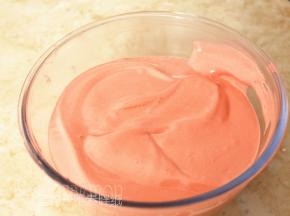 再倒回蛋白霜中，继续翻拌均匀，直至看不到一丝蛋白，面糊呈细腻光滑状。